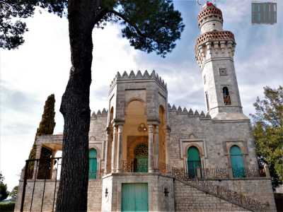 Facendo il giro ci si ritrova invece davanti alla parte frontale che toglie il fiato per la sua bellezza. Qui si capisce il perch� del suo soprannome: l�alta torre che sovrasta la costruzione ricorda infatti quelle strutture da cui i �muezz�n�, i sacerdoti islamici, modulano le loro preghiere